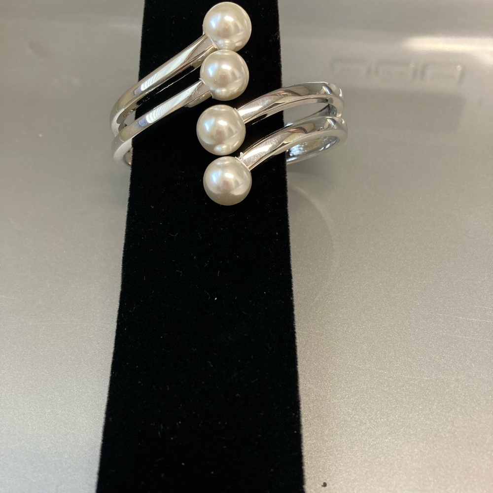 Bracelet. Silver Tone with Pearls. STATEMENT ONE. - Picture 4 of 9